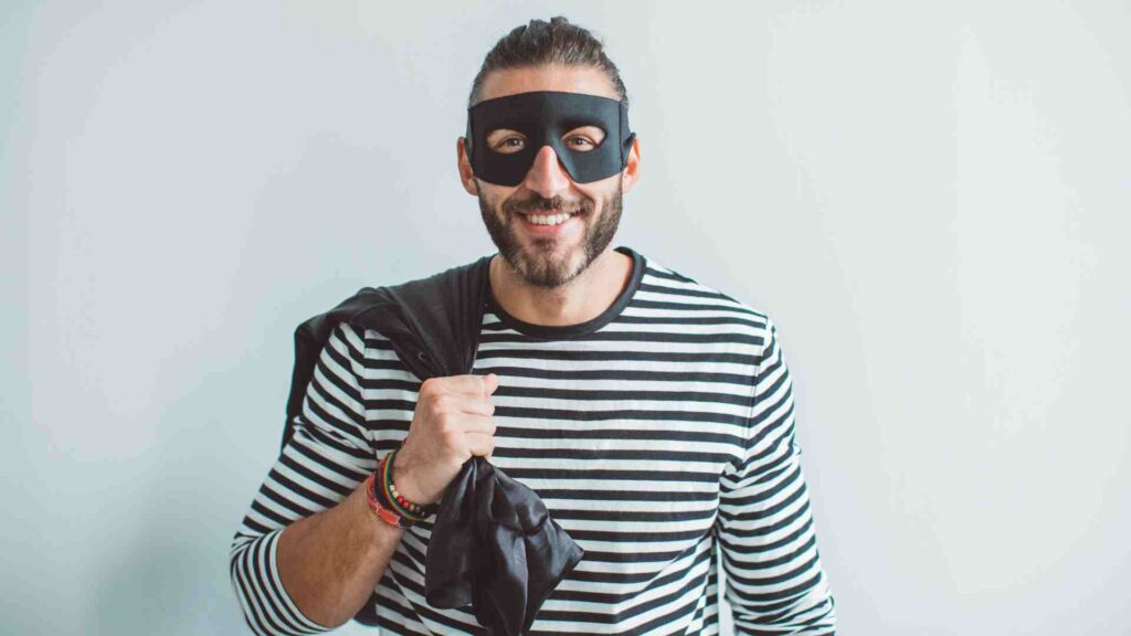 Nel settore immobiliare esiste un pericolo nascosto: gli agenti abusivi. Scopri chi sono, come riconoscerli e perché affidarsi a veri professionisti è l’unica scelta sicura per comprare o vendere casa senza rischi.